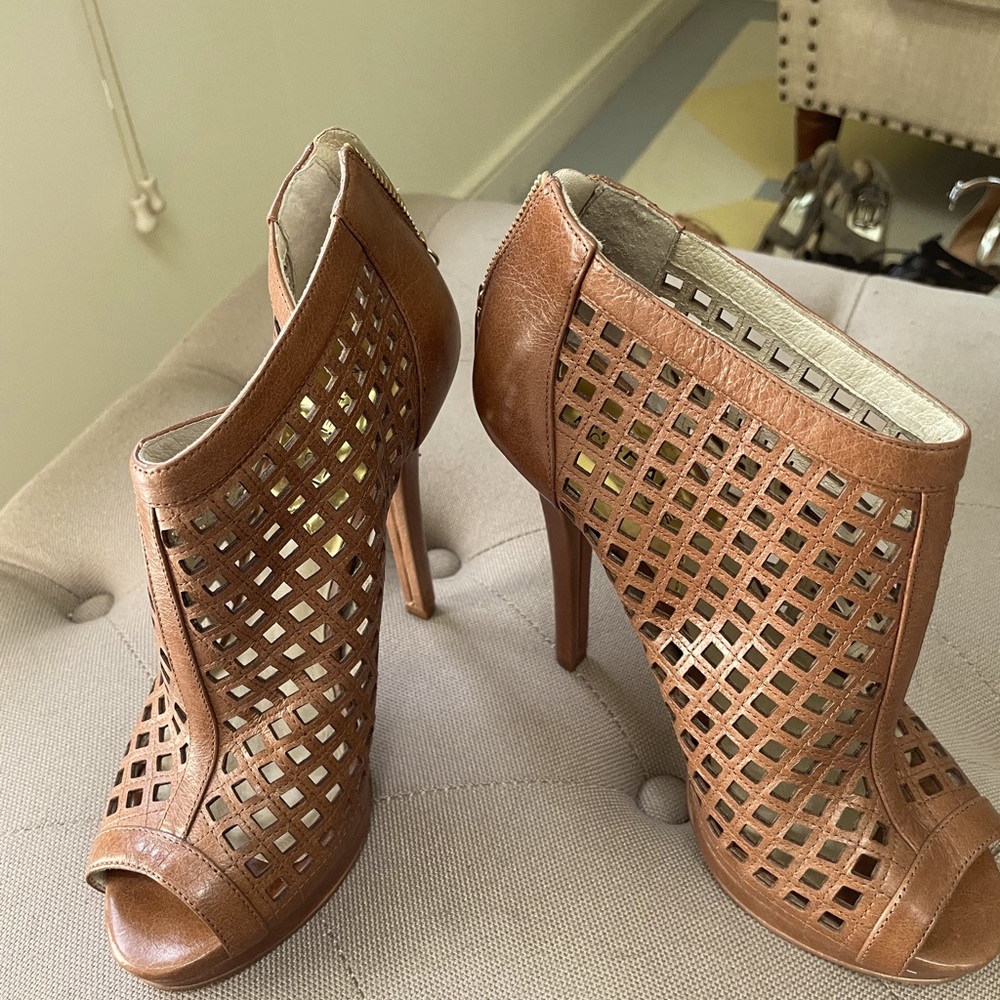 Michael kors cute summer heels.